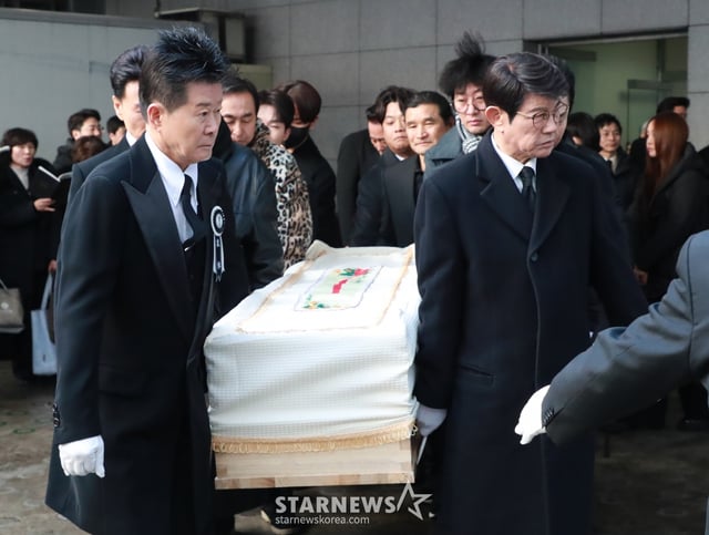 '국민 트로트 가수' 故송대관의 발인제가 엄수된 9일 오전, 서울 종로구 서울대학교병원 장례식장에서 동료가수 태진아, 설운도 등이유해를 운구되고 있다. /2025.02.09 /사진=이동훈 photoguy@
