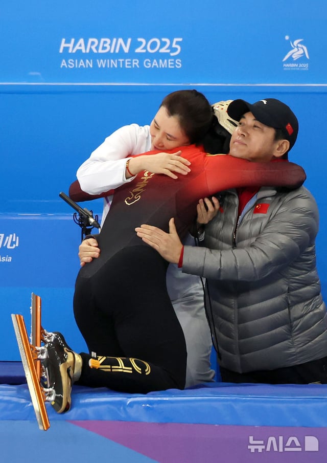 린 샤오쥔이 지난 8일(현지시간) 중국 하얼빈 헤이룽장 빙상훈련센터에서 열린 '2025 하얼빈 동계 아시안게임' 쇼트트랙 남자 500m 결승에서 금메달을 확정지은 후 코치진과 기쁨을 나누고 있다. /사진=뉴시스