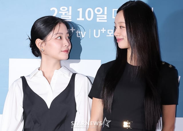 (서울=뉴스1) 김진환 기자 = 배우 정수빈과 이혜리(오른쪽)이 6일 서울 용산구 CGV 용산아이파크몰에서 열린 STUDIO X+U 드라마 '선의의 경쟁' 언론시사회에 참석해 포즈를 취하고 있다. '선의의 경쟁'은 살벌한 입시 경쟁이 벌어지는 대한민국 상위 1% 채화여고에 전학 온 ‘슬기’에게 각자의 욕망을 드러내는 친구들, 그리고 수능 출제 위원이었던 아버지의 의문사를 둘러싼 미스터리 걸스릴러로 오는 10일 U+tv와 U+모바일tv를 통해 공개된다. 2025.2.6/뉴스1 Copyright (C) 뉴스1. All rights reserved. 무단 전재 및 재배포, AI학습 이용 금지. /사진=(서울=뉴스1) 김진환 기자