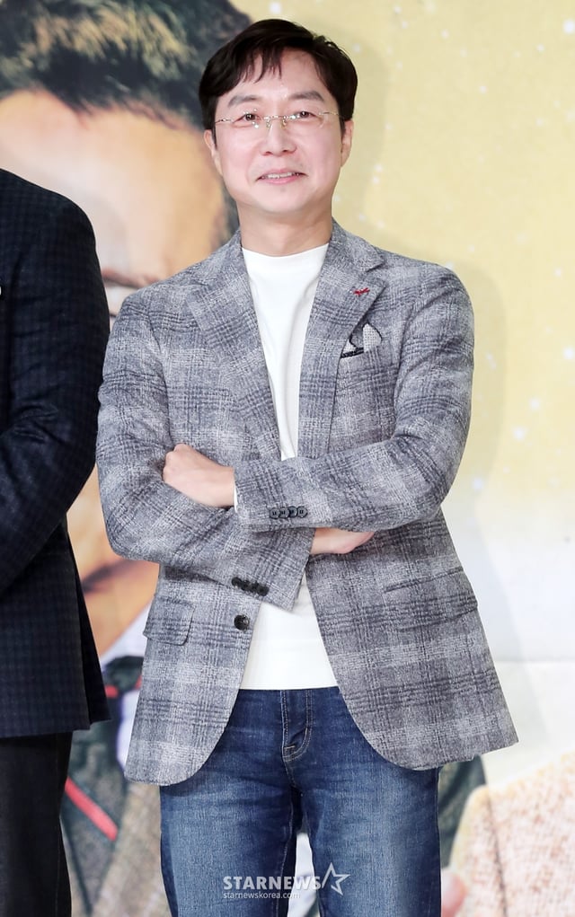 유현준 건축가가 26일 오후 서울 영등포구 타임스퀘어 아모리스홀에서 진행된 tvN '알아두면 쓸데없는 신비한 잡학사전2'(이하 '알쓸신잡2') 제작발표회에서 포즈를 취하고 있다. '알쓸신잡2'는 정치·경제·미식·건축 뇌과학 등 각 분야를 대표하는 잡학 박사들과 연예계 대표 지식인 유희열이 진행을 맡아 분야를 막론한 무한 지식 대방출의 향연을 펼치는 프로그램으로 오는 27일 첫 방송된다. /사진=김창현 기자 chmt@