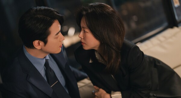 시청률 10%를 넘으며 뜨거운 인기를 모으는 SBS 금토드라마 '나의 완벽한 비서', 사진=스튜디오S, 이오콘텐츠그룹
