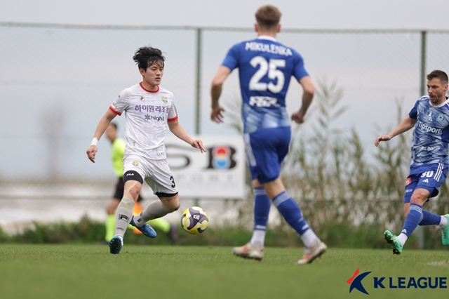 연습경기에 집중하는 홍철(왼쪽). /사진=한국프로축구연맹 제공