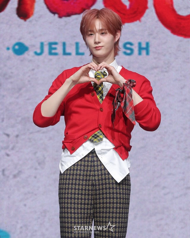 그룹 이븐(EVNNE) 지윤서가 10일 오후 서울 광진구 예스24 라이브홀에서 진행된 네 번째 미니 앨범 'HOT MESS' 발매 기념 쇼케이스에 참석해 포즈를 취하고 있다. 이븐의 이번 앨범 타이틀곡 'HOT MESS'는 혼란스러운 감정을 느낄 때 당장 해답을 찾기보다는 순간에 빠져들겠다는 각오를 담은 곡이다. 2025.02.10 /사진=김창현 chmt@