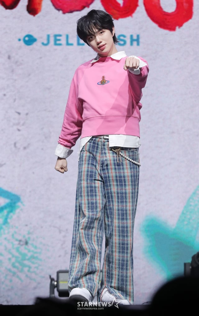 그룹 이븐(EVNNE) 박지후가 10일 오후 서울 광진구 예스24 라이브홀에서 진행된 네 번째 미니 앨범 'HOT MESS' 발매 기념 쇼케이스에 참석해 포즈를 취하고 있다. 이븐의 이번 앨범 타이틀곡 'HOT MESS'는 혼란스러운 감정을 느낄 때 당장 해답을 찾기보다는 순간에 빠져들겠다는 각오를 담은 곡이다. 2025.02.10 /사진=김창현 chmt@