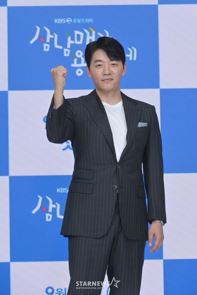 배우 김승수가 21일 오후 온라인으로 진행된 KBS 주말드라마 '삼남매가 용감하게' 제작발표회에 참석해 포즈를 취하고 있다.  '삼남매가 용감하게'는 가족을 위해 양보하고 성숙해야 했던 K-장녀와 톱스타로 가족을 부양해야 했던 K-장남이 만나 행복을 찾아 나선다는 한국형 가족의 '사랑과 전쟁' 이야기다. 오는 24일 첫 방송. / 사진제공 = KBS