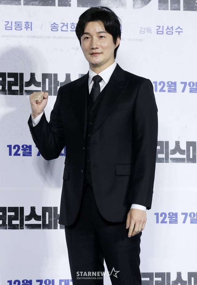 배우 허동원이 9일 오전 서울 광진구 롯데시네마 건대입구점에서 열린 영화 '크리스마스 캐럴' 제작보고회에 참석해 포즈를 취하고 있다.  '크리스마스 캐럴'은 쌍둥이 동생 ‘월우’가 죽은 후, 복수를 위해 스스로 소년원에 들어간 형 ‘일우’가 소년원 패거리와 잔혹한 대결을 펼치는 액션 스릴러다. 12월 7일 개봉. 2022.11.09
