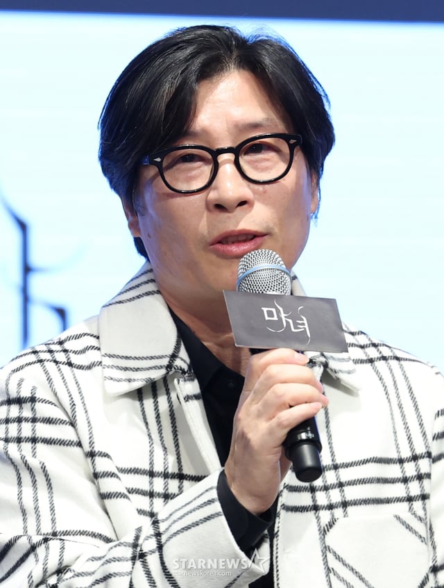 (서울=뉴스1) 권현진 기자 = 김태균 감독이 11일 서울 구로구 더세인트에서 열린 채널A 새 토일드라마 '마녀' 제작발표회에서 인사말을 하고 있다. '마녀'는 마녀라 불리는 여자를 둘러싼 불운의 법칙을 깨고자 하는 남자 ‘동진’(박진영)과 비극의 씨앗이 되어 세상으로부터 스스로를 단절한 여자 ‘미정’(노정의)이 포기하지 않는 여정 끝에 서로의 구원이 되는 미스터리 로맨스다. 2025.2.11/뉴스1 Copyright (C) 뉴스1. All rights reserved. 무단 전재 및 재배포, AI학습 이용 금지. /사진=(서울=뉴스1) 권현진 기자