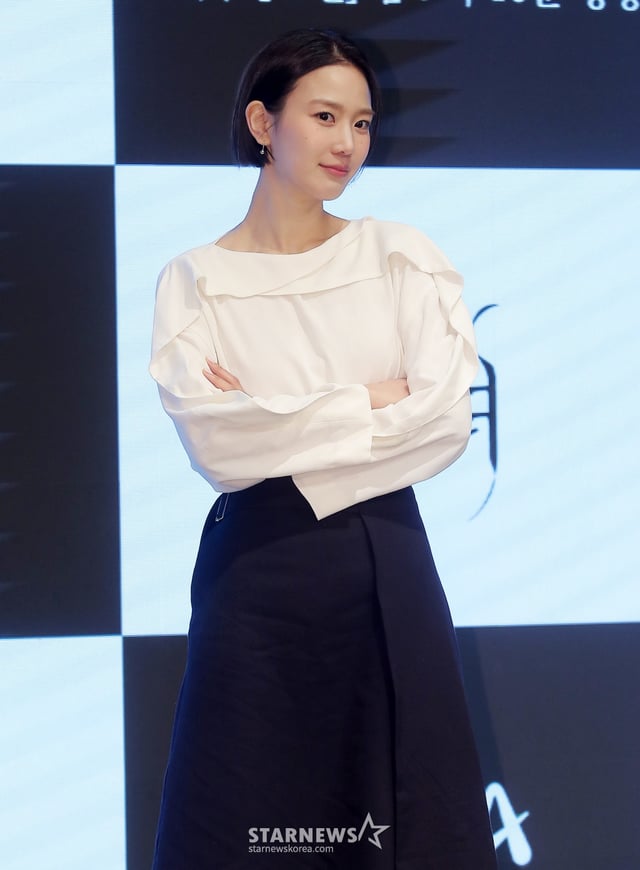 배우 장희령이 11일 오전 서울 구로구 더 세인트웨딩에서 진행된 채널A 주말드라마 '마녀' 제작발표회에 참석해 포즈를 취하고 있다. '마녀'는 마녀라 불리는 여자를 둘러싼 불운의 법칙을 깨고자 하는 남자 동진(박진영 분)과 비극의 씨앗이 되어 세상으로부터 스스로를 단절한 여자 미정(노정의 분)이 포기하지 않는 여정 끝에 서로의 구원이 되는 미스터리 로맨스를 그려냈다. 오는 15일 첫 방송. 2025.02.11 /사진=김창현 chmt@