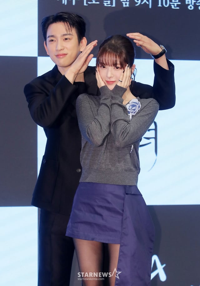 배우 박진영, 노정의가 11일 오전 서울 구로구 더 세인트웨딩에서 진행된 채널A 주말드라마 '마녀' 제작발표회에 참석해 포즈를 취하고 있다. '마녀'는 마녀라 불리는 여자를 둘러싼 불운의 법칙을 깨고자 하는 남자 동진(박진영 분)과 비극의 씨앗이 되어 세상으로부터 스스로를 단절한 여자 미정(노정의 분)이 포기하지 않는 여정 끝에 서로의 구원이 되는 미스터리 로맨스를 그려냈다. 오는 15일 첫 방송. 2025.02.11 /사진=김창현 chmt@