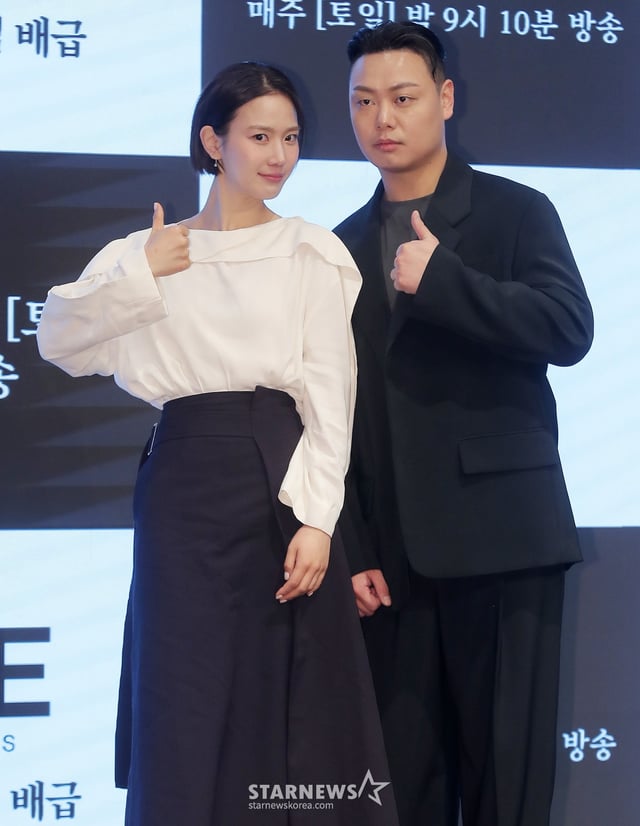 배우 장희령, 임재혁이 11일 오전 서울 구로구 더 세인트웨딩에서 진행된 채널A 주말드라마 '마녀' 제작발표회에 참석해 포즈를 취하고 있다. '마녀'는 마녀라 불리는 여자를 둘러싼 불운의 법칙을 깨고자 하는 남자 동진(박진영 분)과 비극의 씨앗이 되어 세상으로부터 스스로를 단절한 여자 미정(노정의 분)이 포기하지 않는 여정 끝에 서로의 구원이 되는 미스터리 로맨스를 그려냈다. 오는 15일 첫 방송. 2025.02.11 /사진=김창현 chmt@