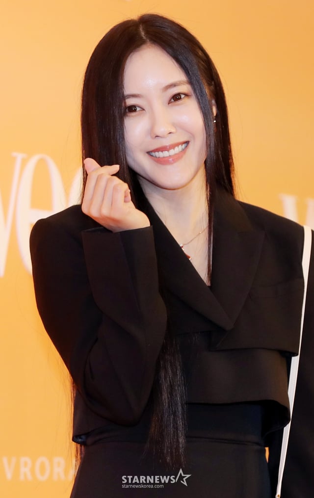 가수 효민이 18일 오후 서울 강동구 워커힐 호텔에서 열린 '보그와 함께하는 불가리 오로라 어워즈'에 참석해 포즈를 취하고 있다. 2022.10.18