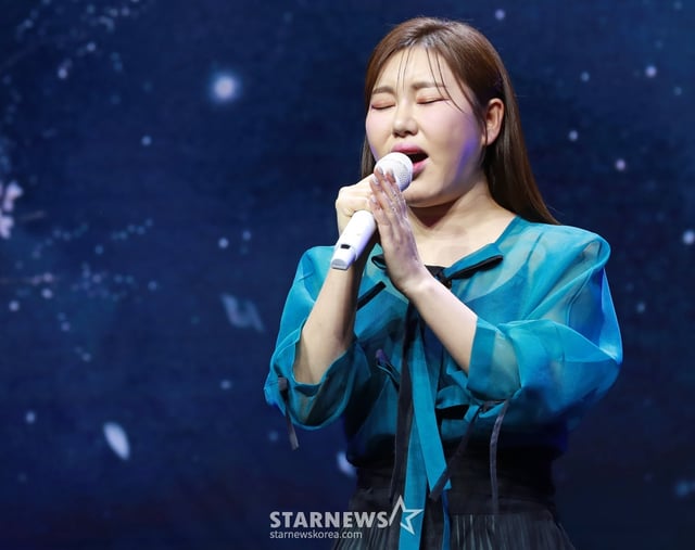 가수 송가인이 11일 오후 서울 강서구 스카이아트홀에서 진행된 정규 4집 ‘가인;달’ 발매기념 쇼케이스에서 신곡을 선보이고 있다. /2025.02.11 /사진=이동훈 photoguy@