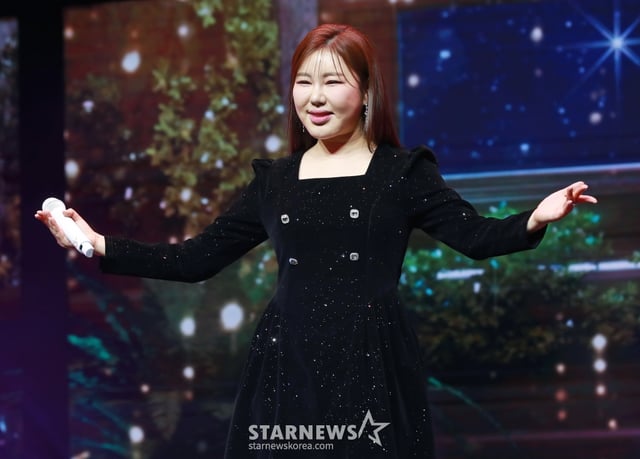 가수 송가인이 11일 오후 서울 강서구 스카이아트홀에서 진행된 정규 4집 ‘가인;달’ 발매기념 쇼케이스에서 신곡을 선보이고 있다. /2025.02.11 /사진=이동훈 photoguy@