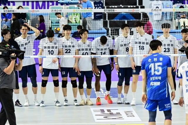 대한항공 선수들이 11일 삼성화재전 패배 후 아쉬워하고 있다. /사진=KOVO 제공