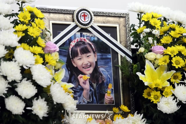 (대전=뉴스1) 김기태 기자 = 11일 교사가 휘두른 흉기에 찔려 숨진 김하늘 양의 빈소가 대전 서구 건양대병원 장례식장 빈소에 김양의 영정사진이 놓여 있다. 2025.2.11/뉴스1  Copyright (C) 뉴스1. All rights reserved. 무단 전재 및 재배포,  AI학습 이용 금지. /사진=(대전=뉴스1) 김기태 기자