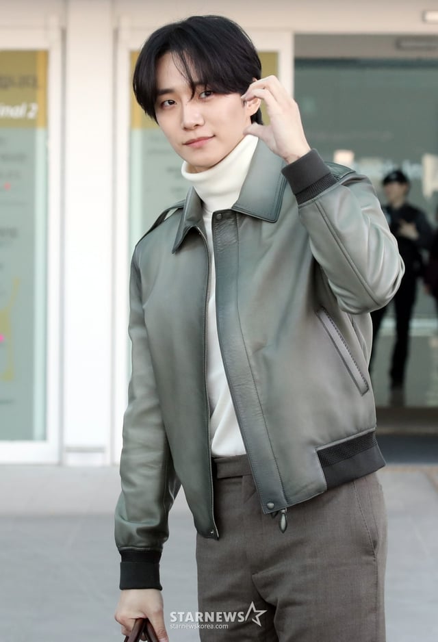 가수 겸 배우 이준호가 ‘파리 패션 위크 벨루티 프레젠테이션’ 참석 차 18일 오전인천국제공항을 통해 출국하고 있다. 2025.01.18 /사진=임성균 tjdrbs23@