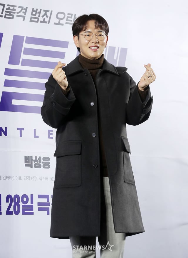 방송인 장성규가 21일 오후 서울 송파구 롯데월드타워 롯데 시네마에서 진행된 영화 '젠틀맨' VIP 시사회에 참석해 포즈를 취하고 있다.  '젠틀맨'은 성공률 100% 흥신소 사장 '지현수'가 실종된 의뢰인을 찾기 위해 검사 행세를 하며 불법, 합법 따지지 않고 나쁜 놈들을 쫓는 범죄 오락 영화. 오는 28일 개봉. 2022.12.21