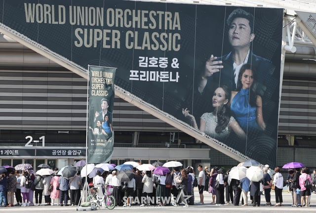 (서울=뉴스1) 김진환 기자 = '음주 뺑소니' 혐의로 구속영장이 신청된 가수 김호중이 오는 23~24일 양일 간 예정된 콘서트를 강행하기로 한 가운데 23일 공연장인 서울 송파구 올림픽공원 KSPO돔(체조경기장) 현장 판매 및 예매티켓 수령 부스 앞으로 시민들이 오픈을 기다리고 있다. 한편, '음주 뺑소니' 혐의를 받고 있는 김호중은 24일 특정범죄가중처벌법상 위험운전치상, 도주치상 혐의로 구속 전 피의자 심문(영장실질심사)를 받는다. 2024.5.23/뉴스1 Copyright (C) 뉴스1. All rights reserved. 무단 전재 및 재배포, AI학습 이용 금지. /사진=(서울=뉴스1) 김진환 기자