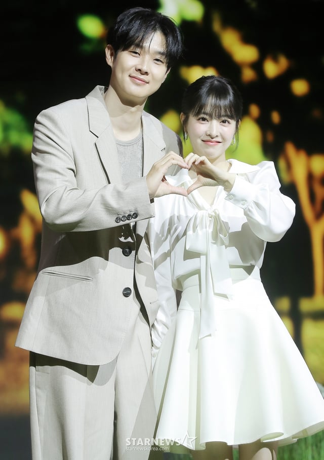 배우 최우식, 박보영이 12일 오전 서울 종로구 JW메리어트 동대문 스퀘어 서울에서 진행된 넷플릭스 시리즈 '멜로 무비' 제작발표회에 참석해 포즈를 취하고 있다.   '멜로무비'는 사랑도 하고 싶고 꿈도 이루고 싶은 애매한 청춘들이 서로를 발견하고 영감이 되어주며 각자의 트라우마를 이겨내는 영화 같은 시간을 그린 로맨스. 오는 14일 공개. 2025.02.12 /사진=김창현 chmt@