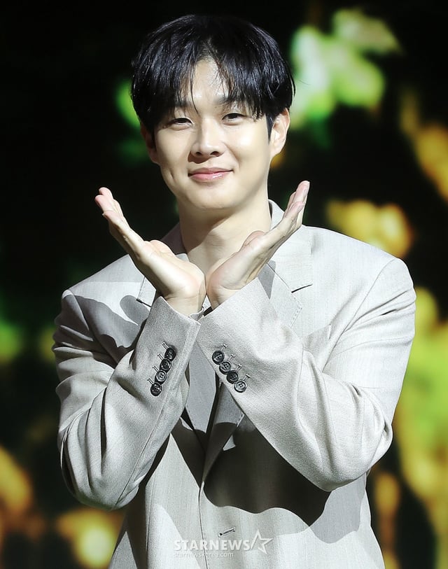 배우 최우식이 12일 오전 서울 종로구 JW메리어트 동대문 스퀘어 서울에서 진행된 넷플릭스 시리즈 '멜로 무비' 제작발표회에 참석해 포즈를 취하고 있다.   '멜로무비'는 사랑도 하고 싶고 꿈도 이루고 싶은 애매한 청춘들이 서로를 발견하고 영감이 되어주며 각자의 트라우마를 이겨내는 영화 같은 시간을 그린 로맨스. 오는 14일 공개. 2025.02.12 /사진=김창현 chmt@