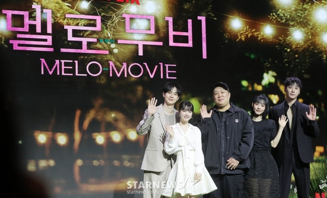 오충환 감독(가운데), 배우 최우식, 박보영 전소니, 이준영이 12일 오전 서울 종로구 JW메리어트 동대문 스퀘어 서울에서 진행된 넷플릭스 시리즈 '멜로 무비' 제작발표회에 참석해 포즈를 취하고 있다. '멜로무비'는 사랑도 하고 싶고 꿈도 이루고 싶은 애매한 청춘들이 서로를 발견하고 영감이 되어주며 각자의 트라우마를 이겨내는 영화 같은 시간을 그린 로맨스. 오는 14일 공개. 2025.02.12 /사진=김창현 chmt@