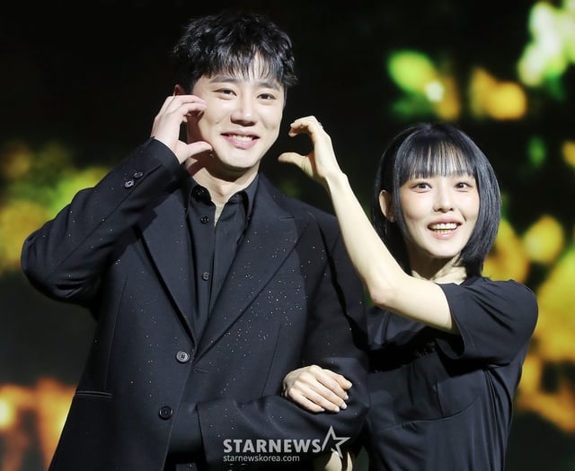 배우 이준영, 전소니가 12일 오전 서울 종로구 JW메리어트 동대문 스퀘어 서울에서 진행된 넷플릭스 시리즈 '멜로 무비' 제작발표회에 참석해 포즈를 취하고 있다. '멜로무비'는 사랑도 하고 싶고 꿈도 이루고 싶은 애매한 청춘들이 서로를 발견하고 영감이 되어주며 각자의 트라우마를 이겨내는 영화 같은 시간을 그린 로맨스. 오는 14일 공개. 2025.02.12 /사진=김창현 chmt@