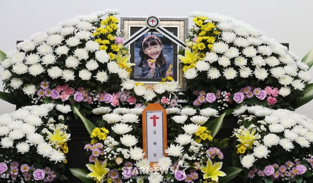 (대전=뉴스1) 김기태 기자 = 11일 교사가 휘두른 흉기에 찔려 숨진 김하늘 양의 빈소가 대전 서구 건양대병원 장례식장 빈소에 김양의 영정사진이 놓여 있다.2025.2.11/뉴스1 Copyright (C) 뉴스1. All rights reserved. 무단 전재 및 재배포, AI학습 이용 금지. /사진=(대전=뉴스1) 김기태 기자