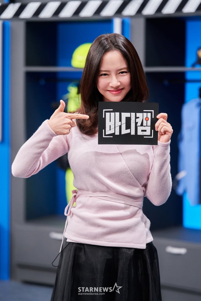 배우 송지효가 13일 오전 온라인으로 진행된 JTBC 예능 '바디캠' 제작발표회에 앞서 포즈를 취하고 있다. 소방관과 경찰관의 바디캠 영상을 통해 긴박한 현장과 숨 막히는 순간을 생생하게 전달하는 프로그램 '바디캠'은 오늘(13일) 첫 방송된다. /사진제공=JTBC 2025.02.13 /사진=이동훈 photoguy@