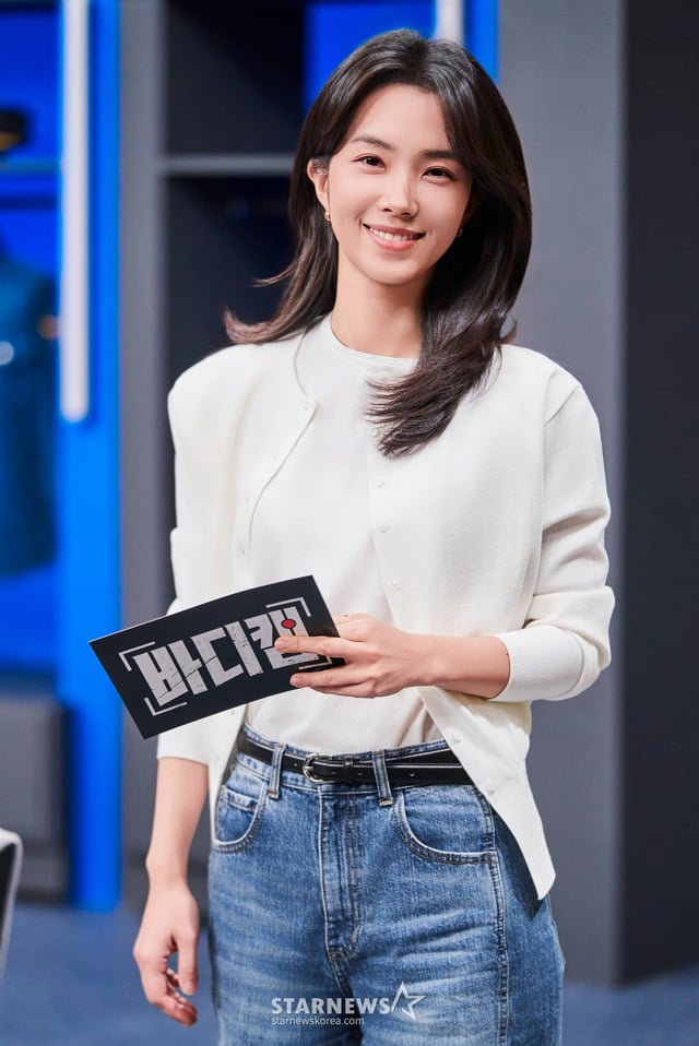아나운서 강지영이 13일 오전 온라인으로 진행된 JTBC 예능 '바디캠' 제작발표회에 앞서 포즈를 취하고 있다. 소방관과 경찰관의 바디캠 영상을 통해 긴박한 현장과 숨 막히는 순간을 생생하게 전달하는 프로그램 '바디캠'은 오늘(13일) 첫 방송된다. /사진제공=JTBC 2025.02.13 /사진=이동훈 photoguy@