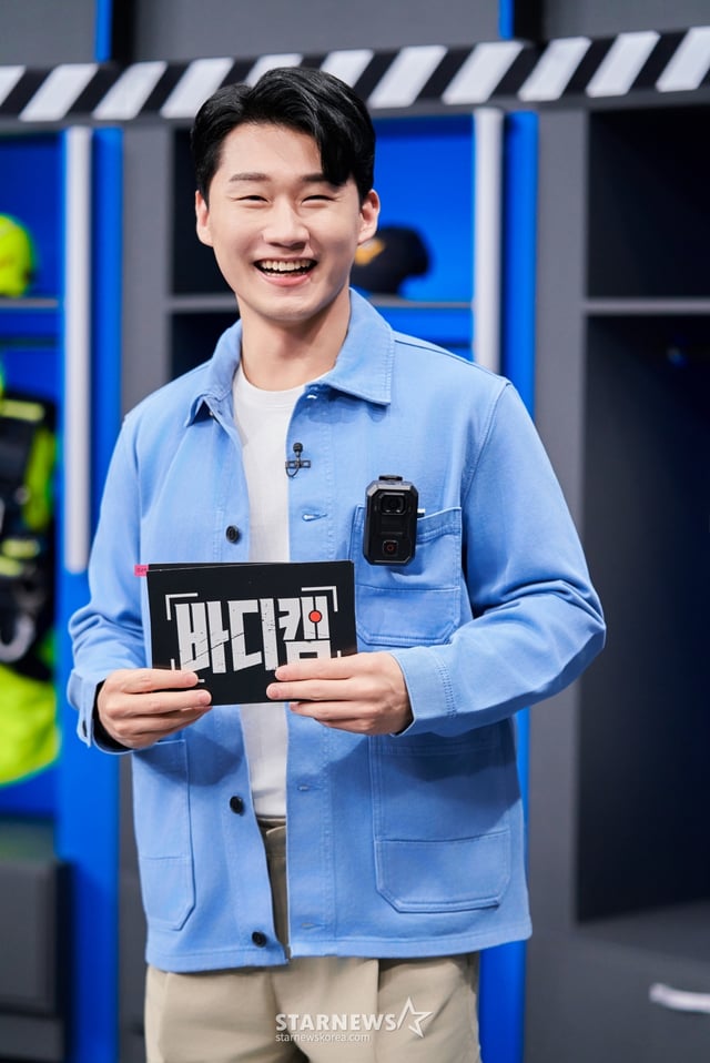 코미디언 신규진이 13일 오전 온라인으로 진행된 JTBC 예능 '바디캠' 제작발표회에 앞서 포즈를 취하고 있다. 소방관과 경찰관의 바디캠 영상을 통해 긴박한 현장과 숨 막히는 순간을 생생하게 전달하는 프로그램 '바디캠'은 오늘(13일) 첫 방송된다. /사진제공=JTBC 2025.02.13 /사진=이동훈 photoguy@