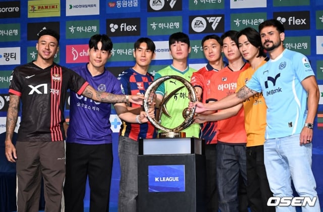 지난 13일 열린 2025시즌 K리그1 개막 미디어데이에서 각 팀 대표 선수들이 우승 트로피를 두고 기념촬영을 하고 있다. /사진=OSEN