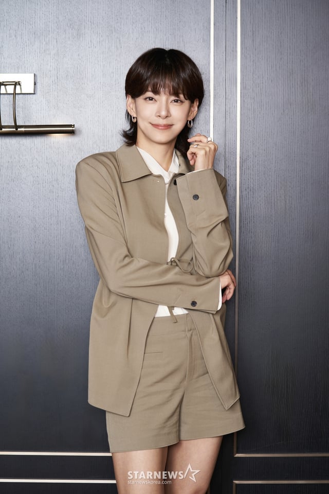 배우 정혜인이 13일 오전 서울 종로구 삼청동의 한 카페에서 진행된 영화 '써니데이' 개봉 관련 인터뷰를 위해 포즈를 취하고 있다. '써니데이'는 이혼 소송 후 고향 완도로 컴백한 슈퍼스타 오선희(정혜인)가 첫사랑이었던 순정남 조동필(최다니엘)과 고향 친구들을 만나 서로에게 새로 시작할 용기를 주는 리스타트 해피 무비다. 오는 19일 개봉. / 사진제공=트리플 픽쳐스 /사진=김창현 chmt@