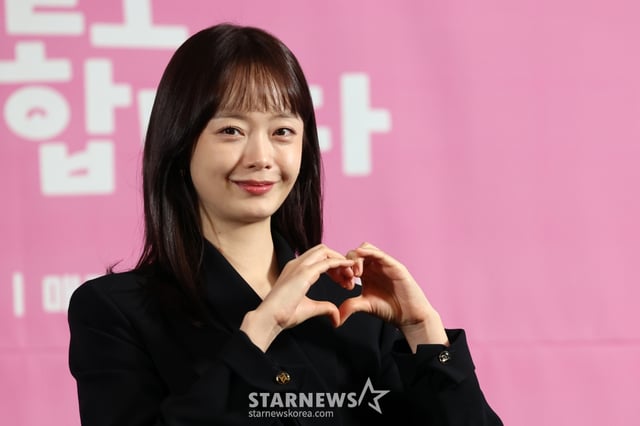 (서울=뉴스1) 황기선 기자 = 배우 전소민이 2일 오후 서울 마포구 상암 스탠포드호텔에서 열린 KBS Joy 새 드라마 '오늘도 지송!합니다' 제작발표회에서 포즈를 취하고 있다. 2024.12.2/뉴스1 Copyright (C) 뉴스1. All rights reserved. 무단 전재 및 재배포, AI학습 이용 금지. /사진=(서울=뉴스1) 황기선 기자