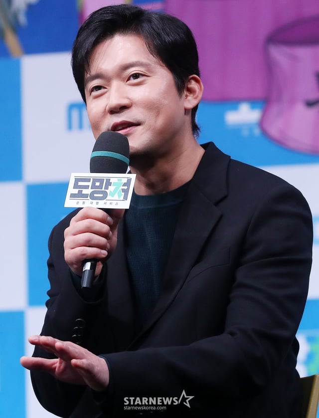김대호 아나운서가 22일 오후 서울 마포구 상암동 MBC 사옥에서 진행된 예능 '도망쳐: 손절 대행 서비스' 제작발표회에 참석해 인사말을 하고 있다. '도망쳐'는 다양한 인간관계 속 '몹쓸 인연'으로부터 도망치고 싶어도 도망치지 못한 이들을 위해 김구라, 김대호, 풍자가 대신 관계를 정리해 주는 토크쇼다. 매주 월요일 밤 9시 방송. 2024.01.22 /사진=김창현