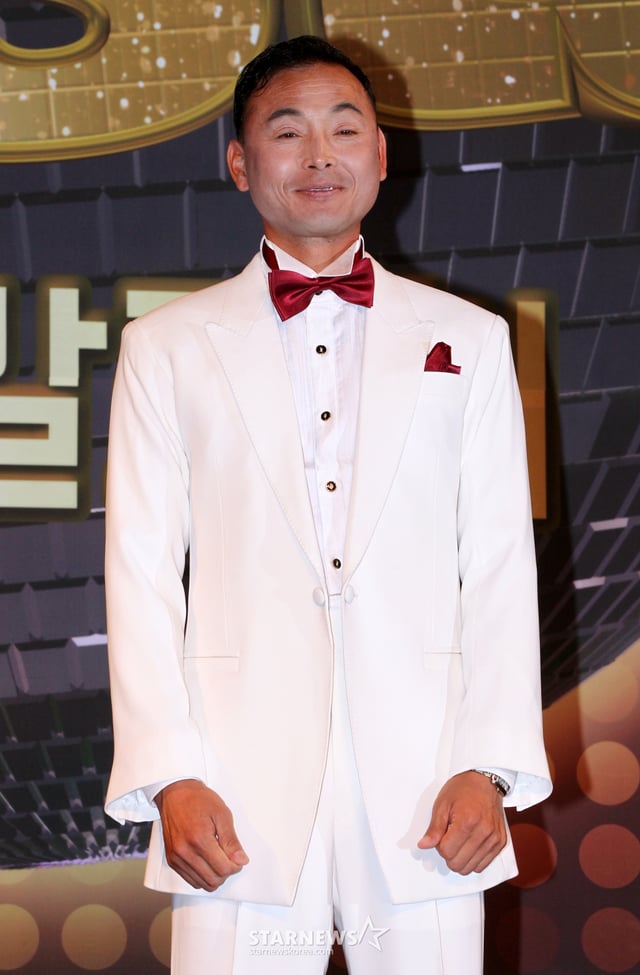 이봉주가 3일 오후 서울 장충동 그랜드 앰배서더 서울 호텔에서 열린 MBC '댄싱 위드 더 스타' 제작발표회에 참석하고 있다.  영국 BBC '스트릭틀리 컴 댄싱(Strictly Come Dancing)'의 한국판 '댄싱 위드 더 스타'는 사회 유명 인사들의 댄스 도전기를 담은 리얼리티 서바이벌 프로그램으로 오는 10일 첫 방송한다. /사진=송지원 기자 g1still@