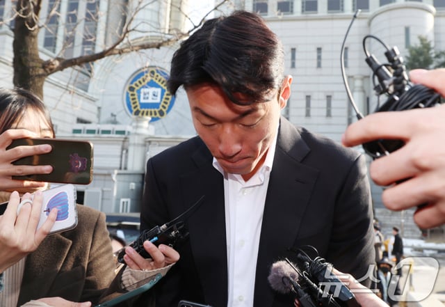 재판을 마치고 나온 황의조가 고개 숙이고 있다. /사진=뉴스1