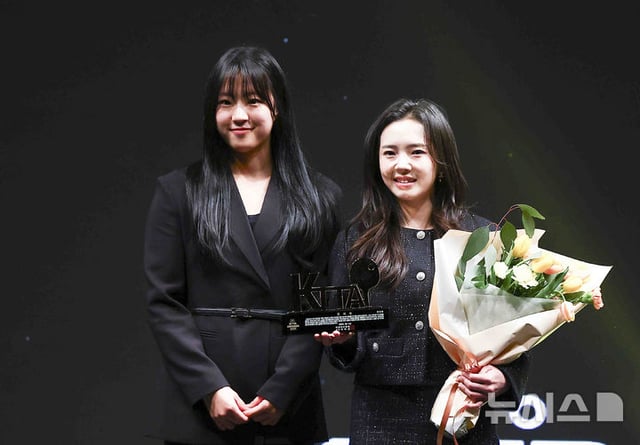신유빈(왼쪽)과 전지희가 14일 KTTA AWARDS 2025에서 함께 무대에 올라 기념촬영을 하고 있다. /사진=뉴시스