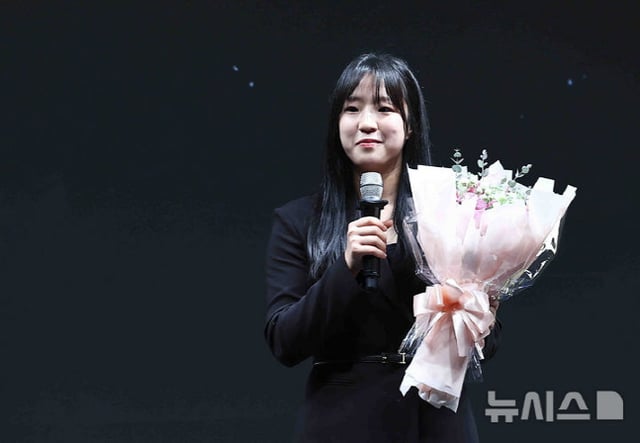 신유빈이 최우수선수상을 수상하고 소감을 밝히고 있다. /사진=뉴시스