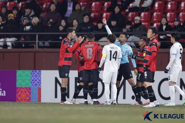 아스프로(왼쪽)가 레드카드를 받고 있다. /사진=한국프로축구연맹 제공