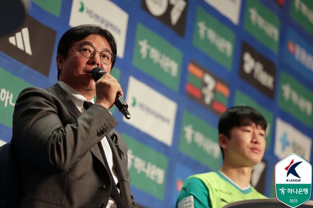 황선홍(왼쪽) 감독이 K리그1 개막 미디어데이 현장에서 마이크를 잡고 발언하고 있다. /사진=한국프로축구연맹 제공