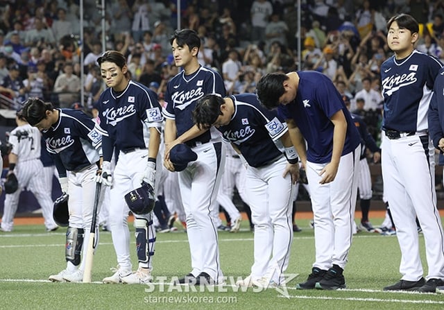 '2024 WBSC 프리미어12' B조 예선 한국-일본전이 지난해 11월 15일 대만 타이베이돔에서 열렸다. 한국 선수들이 일본에 3-6으로 패한 후 응원단에 인사하고 있다. /사진=김진경 대기자
