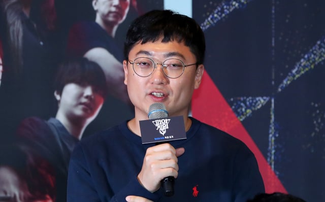 [서울=뉴시스] 김혜진 기자 = 방송인 충추맨이 12일 오후 서울 성동구 메가박스 성수에서 열린 웨이브 오리지널 '피의 게임' 시즌3 제작발표회에서 인사말을 하고 있다.   '피의 게임3'는 서바이벌 레전드들과 신예들이 지킬 것인가, 뺏을 것인가를 두고 벌이는 생존 지능 서바이벌 프로그램이다. 오는 15일 첫 공개. 2024.11.12. jini@newsis.com /사진=김혜진