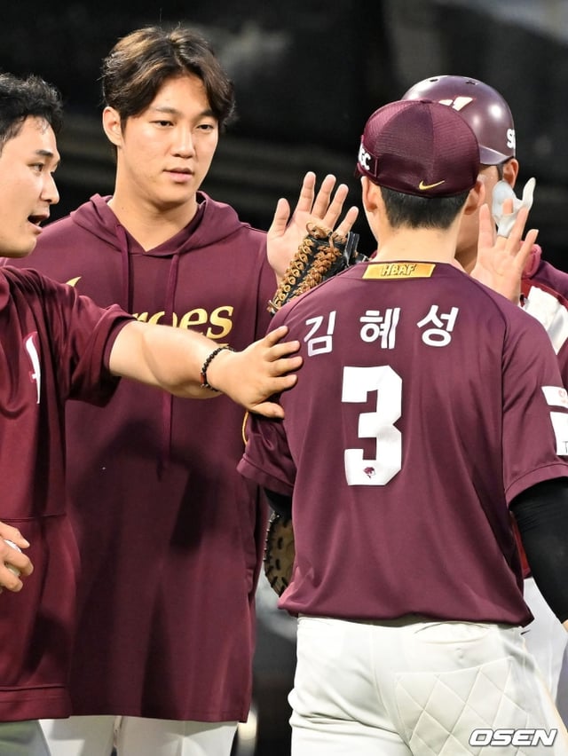 안우진(왼쪽에서 2번째)과 김혜성.