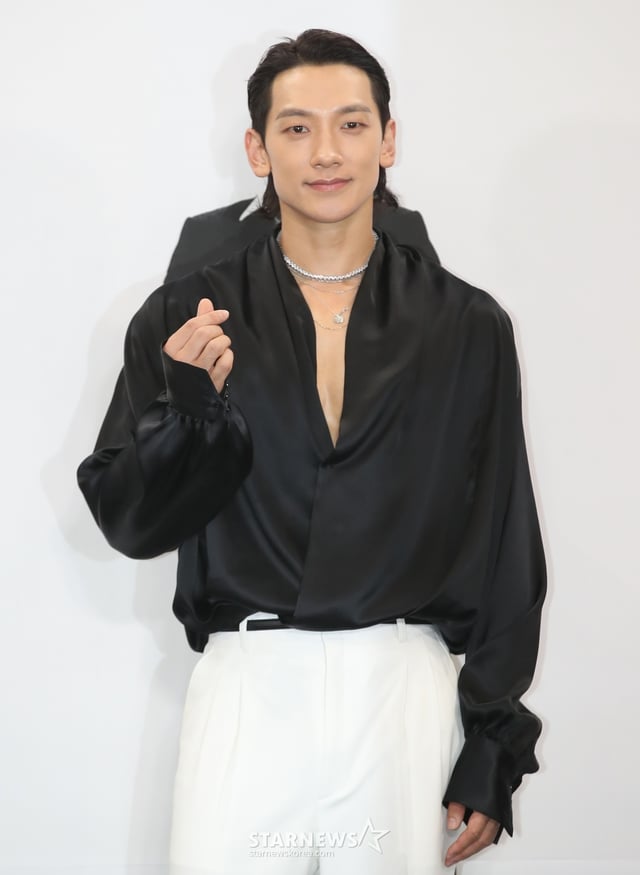 (서울=뉴스1) 권현진 기자 = 가수 비(본명 정지훈)이 30일 오후 서울 영등포구 여의도 KBS홀에서 진행된 '딴따라 JYP' 포토월 행사에서 포즈를 취하고 있다. 2024.8.30/뉴스1 Copyright (C) 뉴스1. All rights reserved. 무단 전재 및 재배포, AI학습 이용 금지. /사진=(서울=뉴스1) 권현진 기자