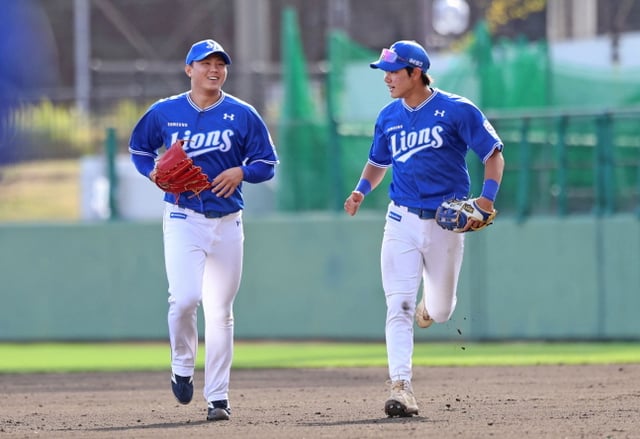 이닝을 실점 없이 마치고 함께 웃으며 더그아웃으로 향하는 신인 듀오 배찬승(왼쪽)과 심재훈. /사진=삼성 라이온즈 제공