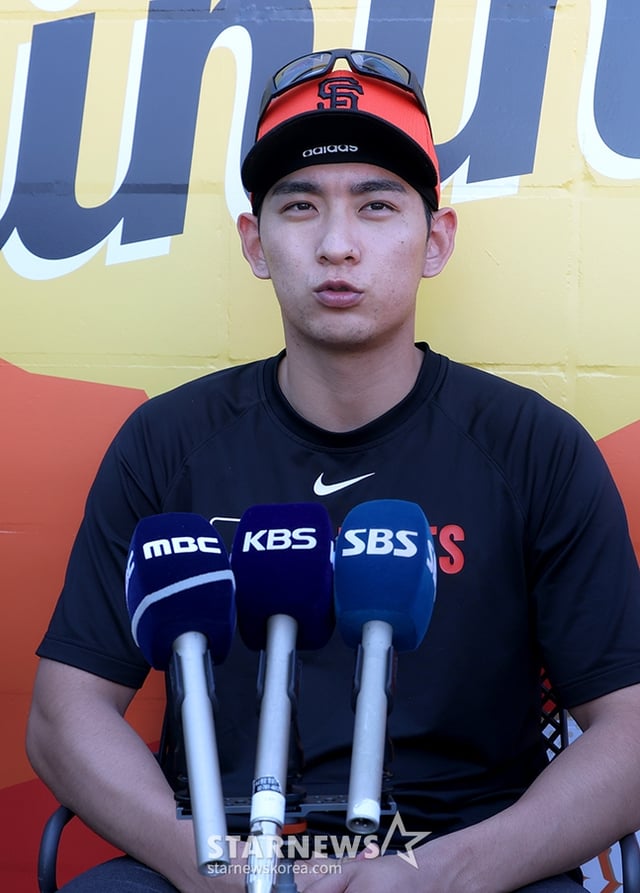 샌프란시스코 자이언즈(SFG) 선수단이 16일(한국시간) 미국 애리조나주 스코츠데일 스타디움에서 스프링캠프를 진행했다. 이정후가 훈련을 마친 후 한국 취재진과 인터뷰를 하고 있다. /사진=김진경 대기자