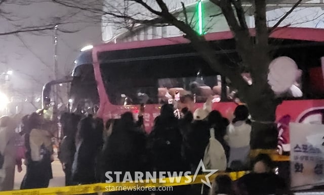 떠나가는 흥국생명 구단 버스 안에 김연경을 향해 손을 흔들며 인사를 하고 있는 팬들. /사진=안호근 기자