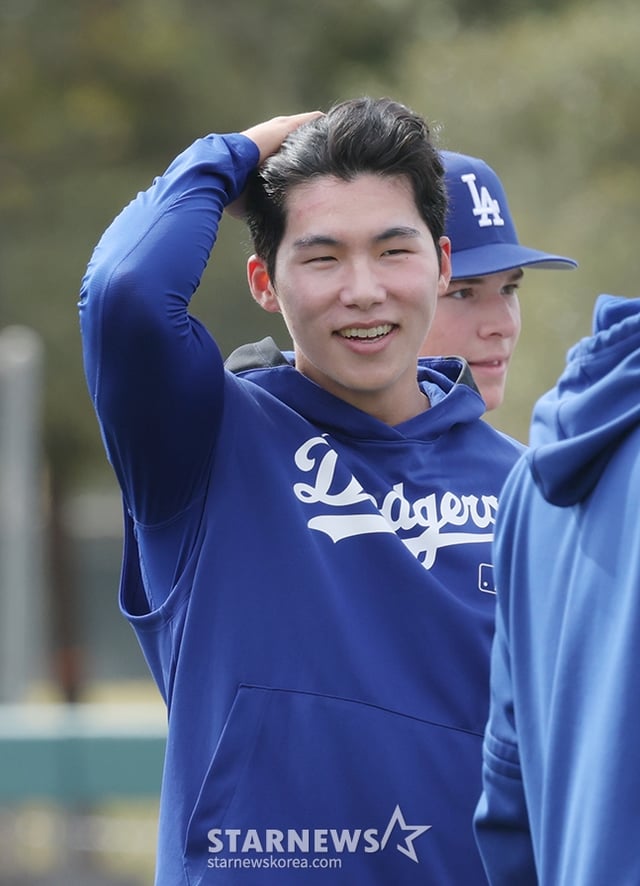 LA 다저스(LAD)가 17일 미국 애리조나주 글렌데일 카멜백 랜치에서 스프링캠프를 진행했다. 김혜성이 수비 특훈을 마친 후 철수하고 있다. /사진=김진경 대기자