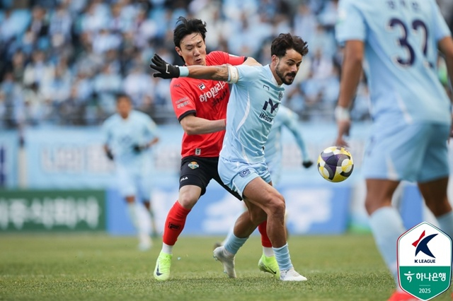 경기에 집중하는 세징야(오른쪽). /사진=한국프로축구연맹 제공