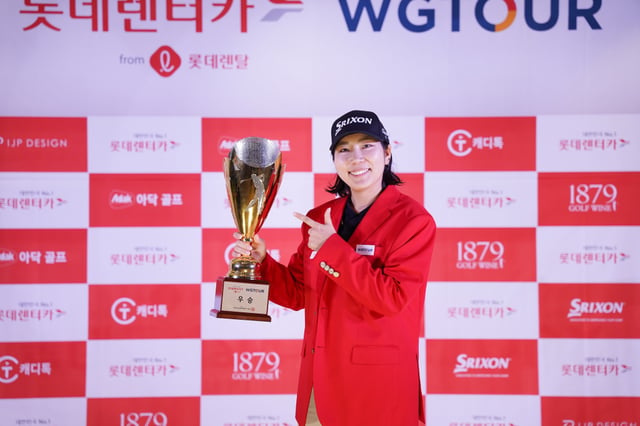 WGTOUR’ 2차 대회 우승자 박단유가 기념사진을 촬영하고 있다.